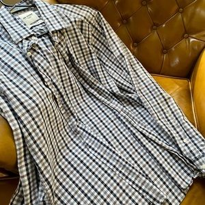 Tailored slim-fit, dress shirt